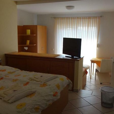 Bed and Breakfast Gastehaus Reuten Ensdorf Экстерьер фото